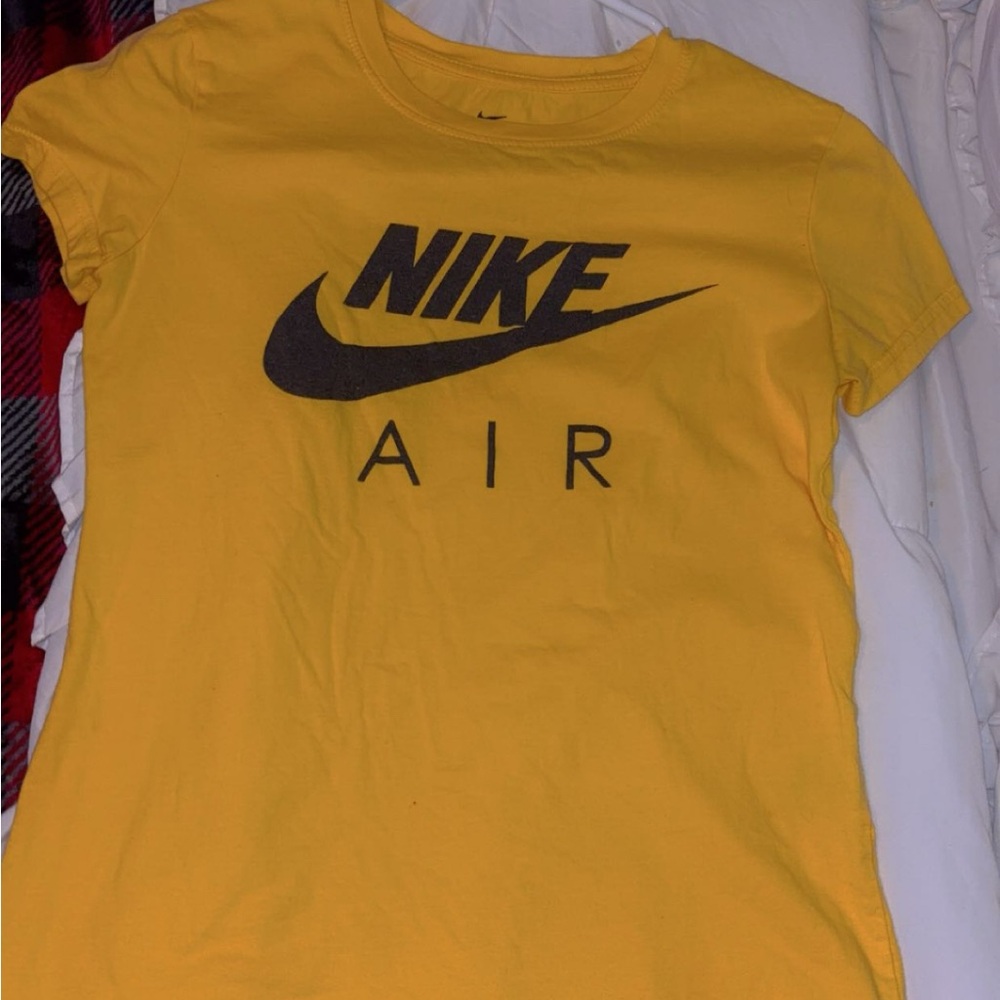 Women’s Nike Crew Neck T-Shirt! Brand New! Comfortable Material! (Fits S/M)